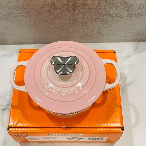 Le Creuset Dutch Oven with Bear Knob - Shell Pink - Picture 4 of 7